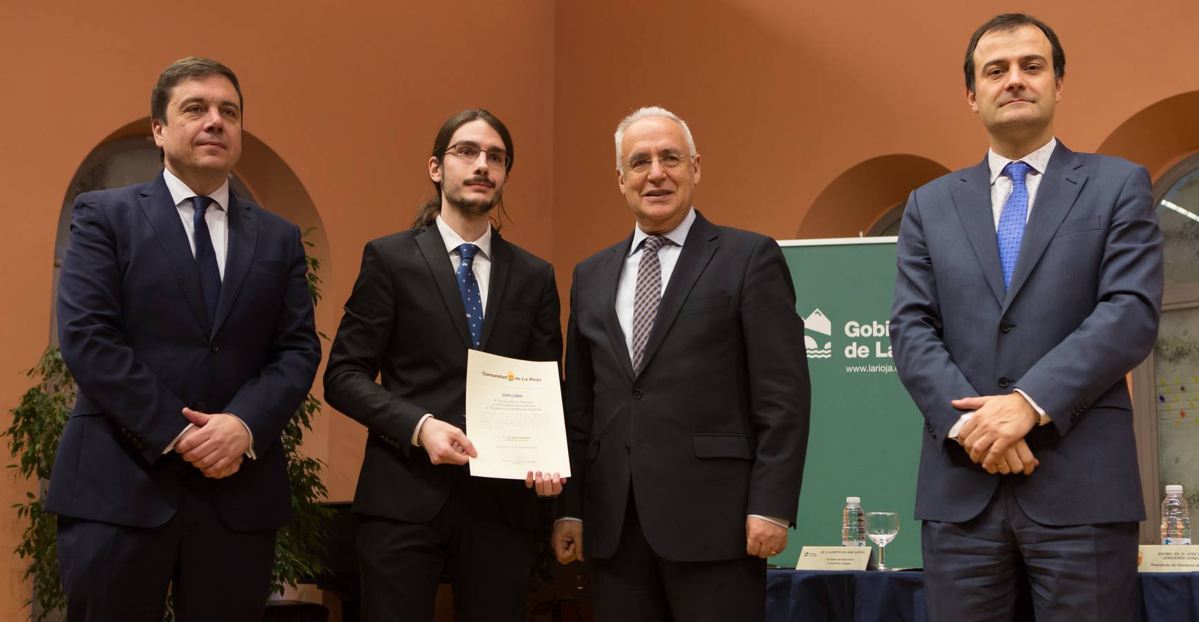 Un total de 57 alumnos y 15 coordinadores y profesores delegados de La Rioja han sido reconocidos hoy como destacados por su "de excelencia académica"