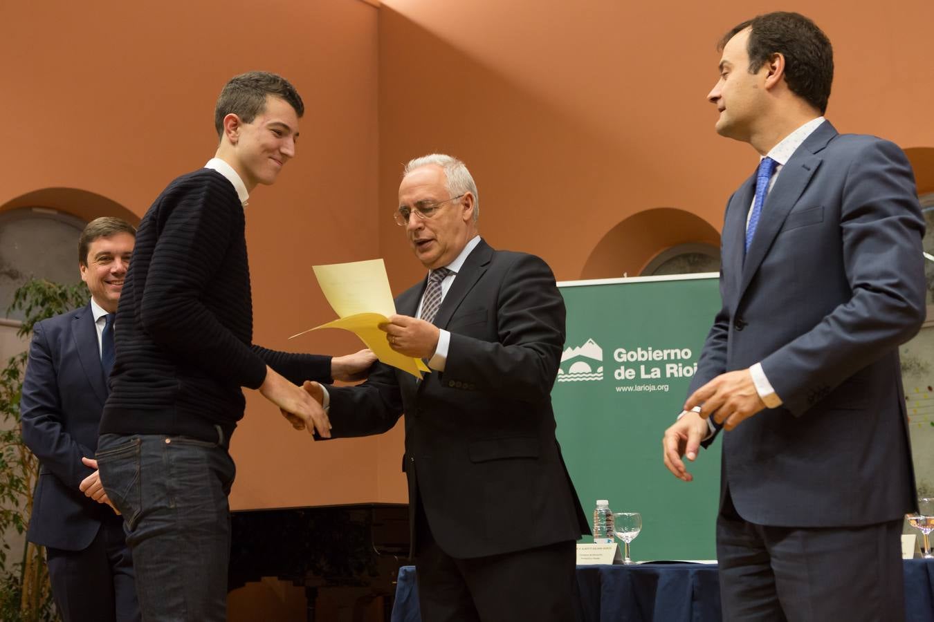 Un total de 57 alumnos y 15 coordinadores y profesores delegados de La Rioja han sido reconocidos hoy como destacados por su "de excelencia académica"