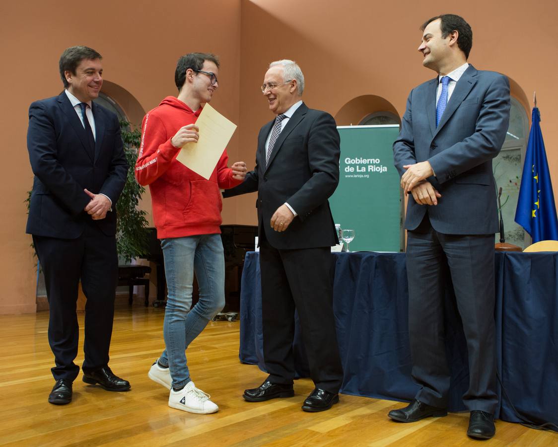 Un total de 57 alumnos y 15 coordinadores y profesores delegados de La Rioja han sido reconocidos hoy como destacados por su "de excelencia académica"