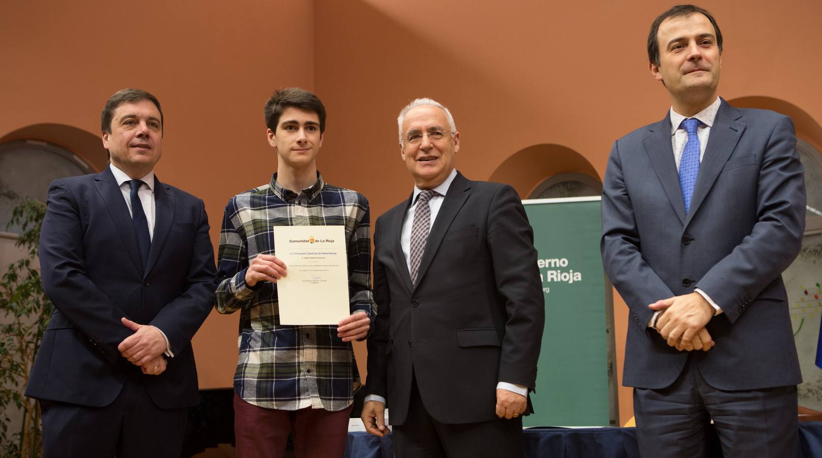 Un total de 57 alumnos y 15 coordinadores y profesores delegados de La Rioja han sido reconocidos hoy como destacados por su "de excelencia académica"