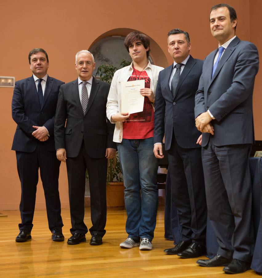 Un total de 57 alumnos y 15 coordinadores y profesores delegados de La Rioja han sido reconocidos hoy como destacados por su "de excelencia académica"