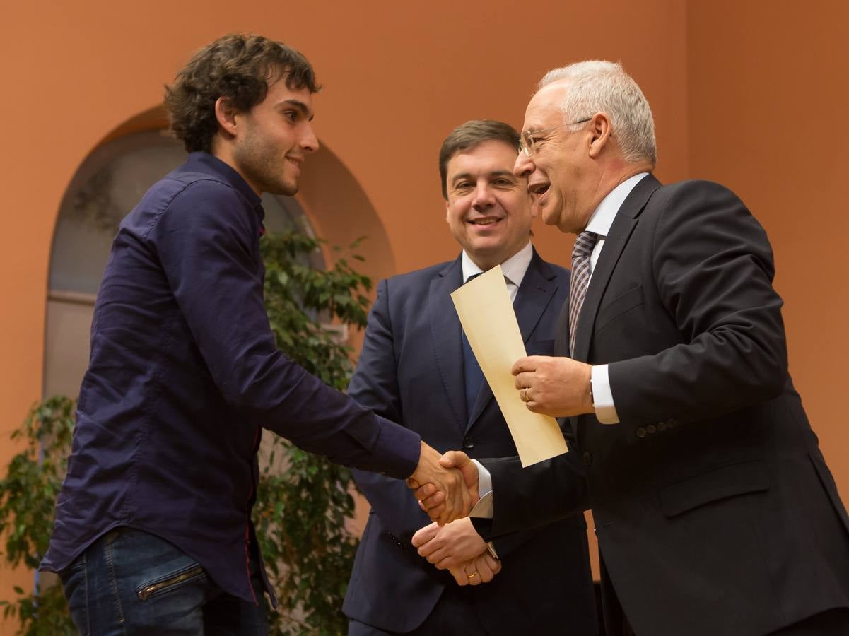 Un total de 57 alumnos y 15 coordinadores y profesores delegados de La Rioja han sido reconocidos hoy como destacados por su "de excelencia académica"