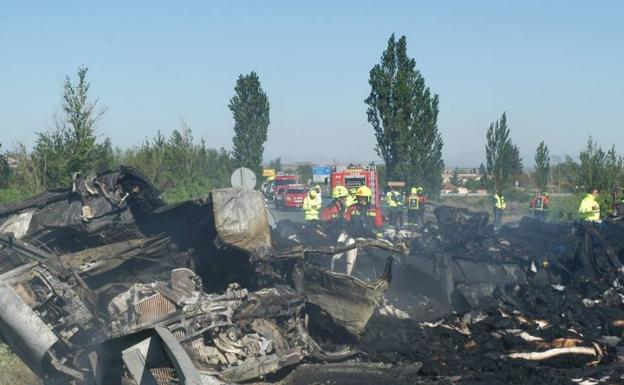 El suceso ha tenido lugar en el término de Alfaro y el incendio de los vehículos agravó aún más la trágica situación