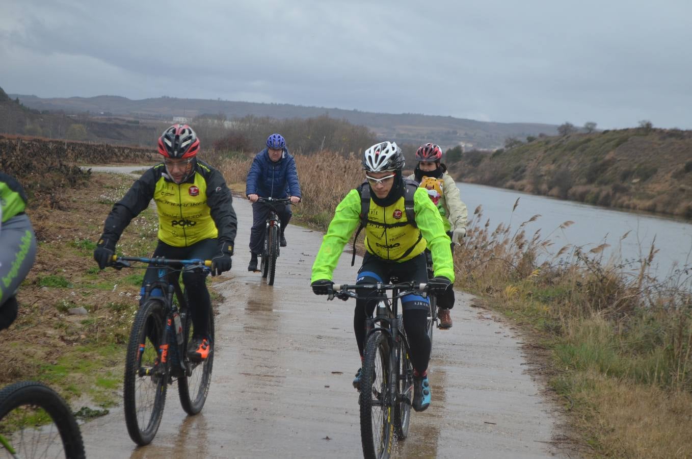 Dentro de las actividades navideñas que ha preparado el Ayuntamiento para estas fechas, la mañana del jueves fue el turno del ciclismo con un paseo cicloturista con la presencia del medallista olímpico de Mountain Bike Carlos Coloma acompañado de sus compañeros del Coloma Bike Club que mantienen en Fuenmayor una escuela de ciclismo dentro dela oferta deportiva municipal que engloba a muchos deportes. Coloma estuvo acompañado además por la joven promesa Vlad Dascalu, que con tan solo 19  años ya es uno de los mejores bikers sub-23 del mundo. Unos 30 ciclistas de todas las edades participaron en este paseo desafiando la desapacible mañana pero contentos de poder pedalear al lado de todo un medallista olímpico que demostró además su gran categoría humana ayudando a los más pequeños e incluso arreglando un pinchazo a uno de ellos. Esta es una más de las numerosas actividades deportivas, festivas y culturales que se han preparado para este periodo navideña en Fuenmayor.