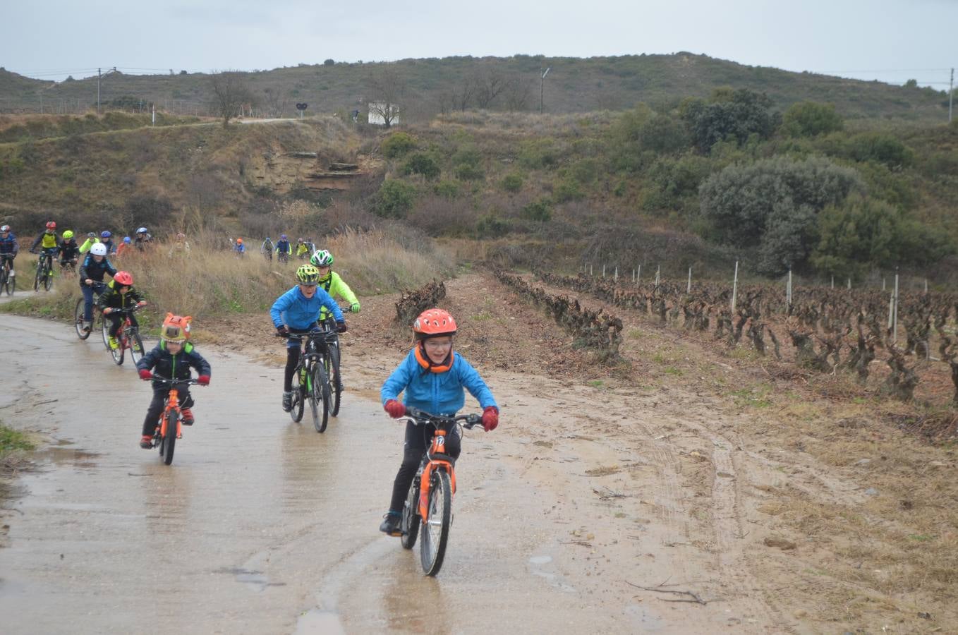 Dentro de las actividades navideñas que ha preparado el Ayuntamiento para estas fechas, la mañana del jueves fue el turno del ciclismo con un paseo cicloturista con la presencia del medallista olímpico de Mountain Bike Carlos Coloma acompañado de sus compañeros del Coloma Bike Club que mantienen en Fuenmayor una escuela de ciclismo dentro dela oferta deportiva municipal que engloba a muchos deportes. Coloma estuvo acompañado además por la joven promesa Vlad Dascalu, que con tan solo 19  años ya es uno de los mejores bikers sub-23 del mundo. Unos 30 ciclistas de todas las edades participaron en este paseo desafiando la desapacible mañana pero contentos de poder pedalear al lado de todo un medallista olímpico que demostró además su gran categoría humana ayudando a los más pequeños e incluso arreglando un pinchazo a uno de ellos. Esta es una más de las numerosas actividades deportivas, festivas y culturales que se han preparado para este periodo navideña en Fuenmayor.