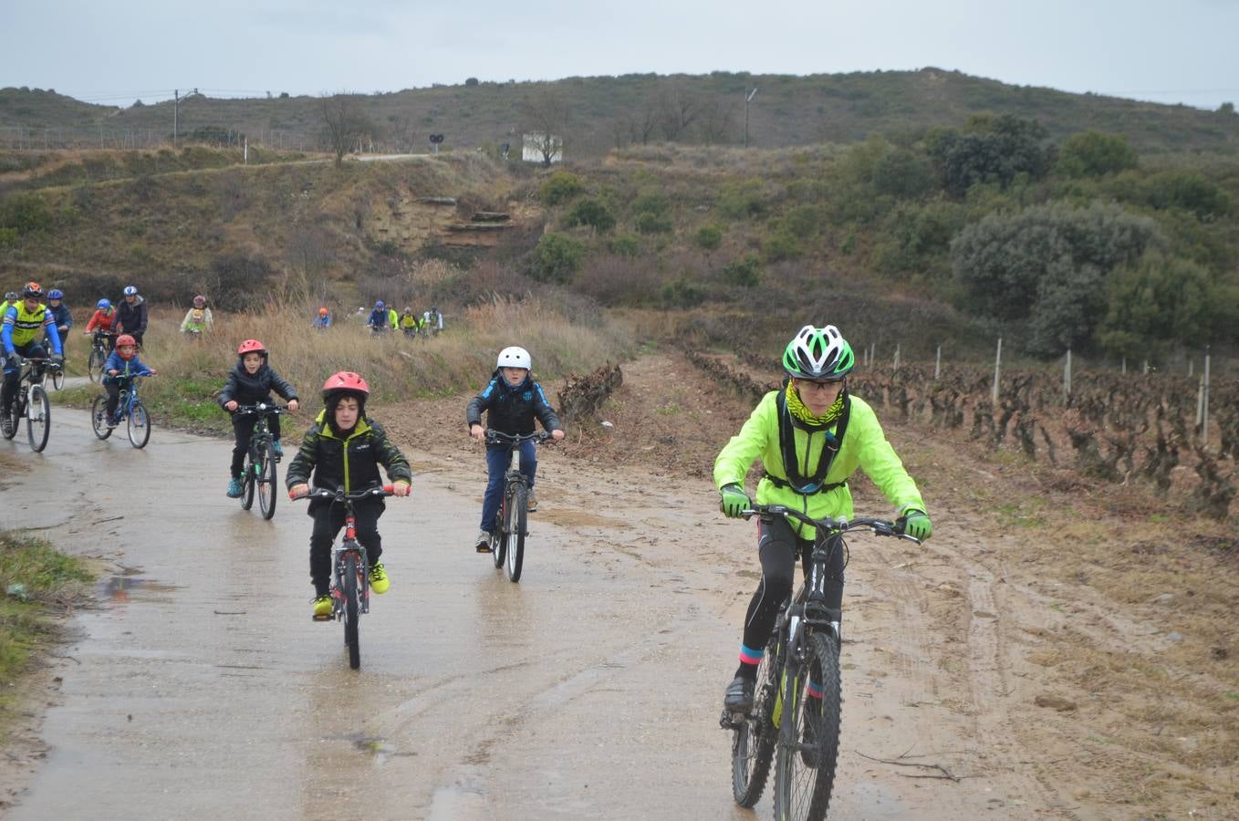 Dentro de las actividades navideñas que ha preparado el Ayuntamiento para estas fechas, la mañana del jueves fue el turno del ciclismo con un paseo cicloturista con la presencia del medallista olímpico de Mountain Bike Carlos Coloma acompañado de sus compañeros del Coloma Bike Club que mantienen en Fuenmayor una escuela de ciclismo dentro dela oferta deportiva municipal que engloba a muchos deportes. Coloma estuvo acompañado además por la joven promesa Vlad Dascalu, que con tan solo 19  años ya es uno de los mejores bikers sub-23 del mundo. Unos 30 ciclistas de todas las edades participaron en este paseo desafiando la desapacible mañana pero contentos de poder pedalear al lado de todo un medallista olímpico que demostró además su gran categoría humana ayudando a los más pequeños e incluso arreglando un pinchazo a uno de ellos. Esta es una más de las numerosas actividades deportivas, festivas y culturales que se han preparado para este periodo navideña en Fuenmayor.