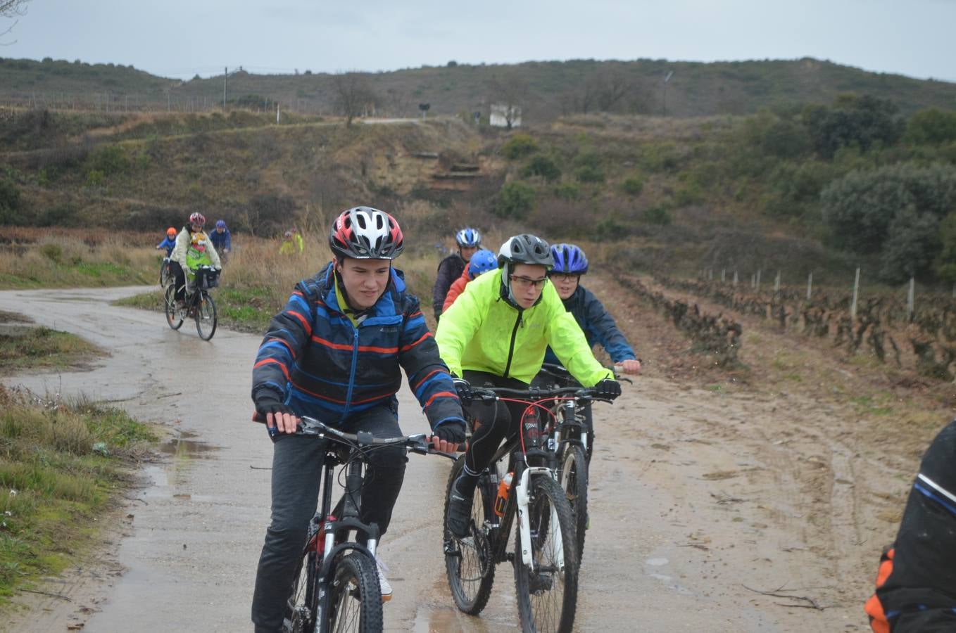 Dentro de las actividades navideñas que ha preparado el Ayuntamiento para estas fechas, la mañana del jueves fue el turno del ciclismo con un paseo cicloturista con la presencia del medallista olímpico de Mountain Bike Carlos Coloma acompañado de sus compañeros del Coloma Bike Club que mantienen en Fuenmayor una escuela de ciclismo dentro dela oferta deportiva municipal que engloba a muchos deportes. Coloma estuvo acompañado además por la joven promesa Vlad Dascalu, que con tan solo 19  años ya es uno de los mejores bikers sub-23 del mundo. Unos 30 ciclistas de todas las edades participaron en este paseo desafiando la desapacible mañana pero contentos de poder pedalear al lado de todo un medallista olímpico que demostró además su gran categoría humana ayudando a los más pequeños e incluso arreglando un pinchazo a uno de ellos. Esta es una más de las numerosas actividades deportivas, festivas y culturales que se han preparado para este periodo navideña en Fuenmayor.