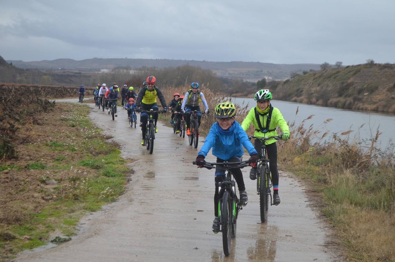 Dentro de las actividades navideñas que ha preparado el Ayuntamiento para estas fechas, la mañana del jueves fue el turno del ciclismo con un paseo cicloturista con la presencia del medallista olímpico de Mountain Bike Carlos Coloma acompañado de sus compañeros del Coloma Bike Club que mantienen en Fuenmayor una escuela de ciclismo dentro dela oferta deportiva municipal que engloba a muchos deportes. Coloma estuvo acompañado además por la joven promesa Vlad Dascalu, que con tan solo 19  años ya es uno de los mejores bikers sub-23 del mundo. Unos 30 ciclistas de todas las edades participaron en este paseo desafiando la desapacible mañana pero contentos de poder pedalear al lado de todo un medallista olímpico que demostró además su gran categoría humana ayudando a los más pequeños e incluso arreglando un pinchazo a uno de ellos. Esta es una más de las numerosas actividades deportivas, festivas y culturales que se han preparado para este periodo navideña en Fuenmayor.