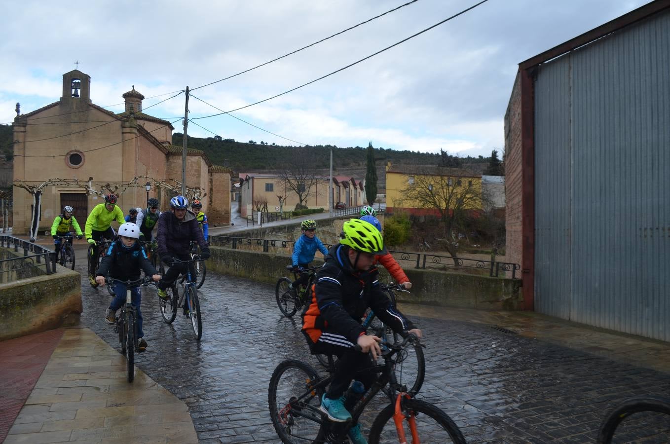 Dentro de las actividades navideñas que ha preparado el Ayuntamiento para estas fechas, la mañana del jueves fue el turno del ciclismo con un paseo cicloturista con la presencia del medallista olímpico de Mountain Bike Carlos Coloma acompañado de sus compañeros del Coloma Bike Club que mantienen en Fuenmayor una escuela de ciclismo dentro dela oferta deportiva municipal que engloba a muchos deportes. Coloma estuvo acompañado además por la joven promesa Vlad Dascalu, que con tan solo 19  años ya es uno de los mejores bikers sub-23 del mundo. Unos 30 ciclistas de todas las edades participaron en este paseo desafiando la desapacible mañana pero contentos de poder pedalear al lado de todo un medallista olímpico que demostró además su gran categoría humana ayudando a los más pequeños e incluso arreglando un pinchazo a uno de ellos. Esta es una más de las numerosas actividades deportivas, festivas y culturales que se han preparado para este periodo navideña en Fuenmayor.