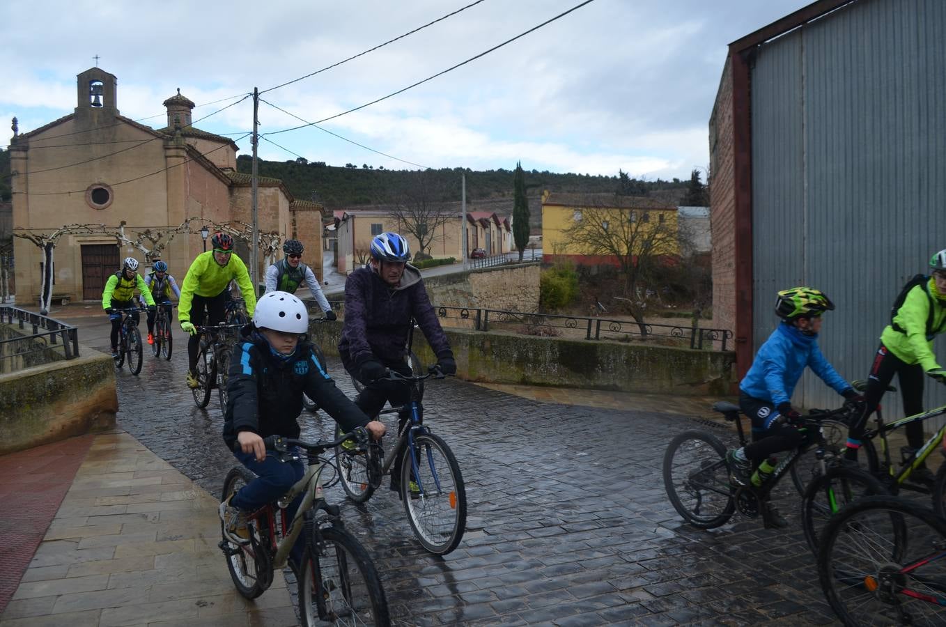 Dentro de las actividades navideñas que ha preparado el Ayuntamiento para estas fechas, la mañana del jueves fue el turno del ciclismo con un paseo cicloturista con la presencia del medallista olímpico de Mountain Bike Carlos Coloma acompañado de sus compañeros del Coloma Bike Club que mantienen en Fuenmayor una escuela de ciclismo dentro dela oferta deportiva municipal que engloba a muchos deportes. Coloma estuvo acompañado además por la joven promesa Vlad Dascalu, que con tan solo 19  años ya es uno de los mejores bikers sub-23 del mundo. Unos 30 ciclistas de todas las edades participaron en este paseo desafiando la desapacible mañana pero contentos de poder pedalear al lado de todo un medallista olímpico que demostró además su gran categoría humana ayudando a los más pequeños e incluso arreglando un pinchazo a uno de ellos. Esta es una más de las numerosas actividades deportivas, festivas y culturales que se han preparado para este periodo navideña en Fuenmayor.