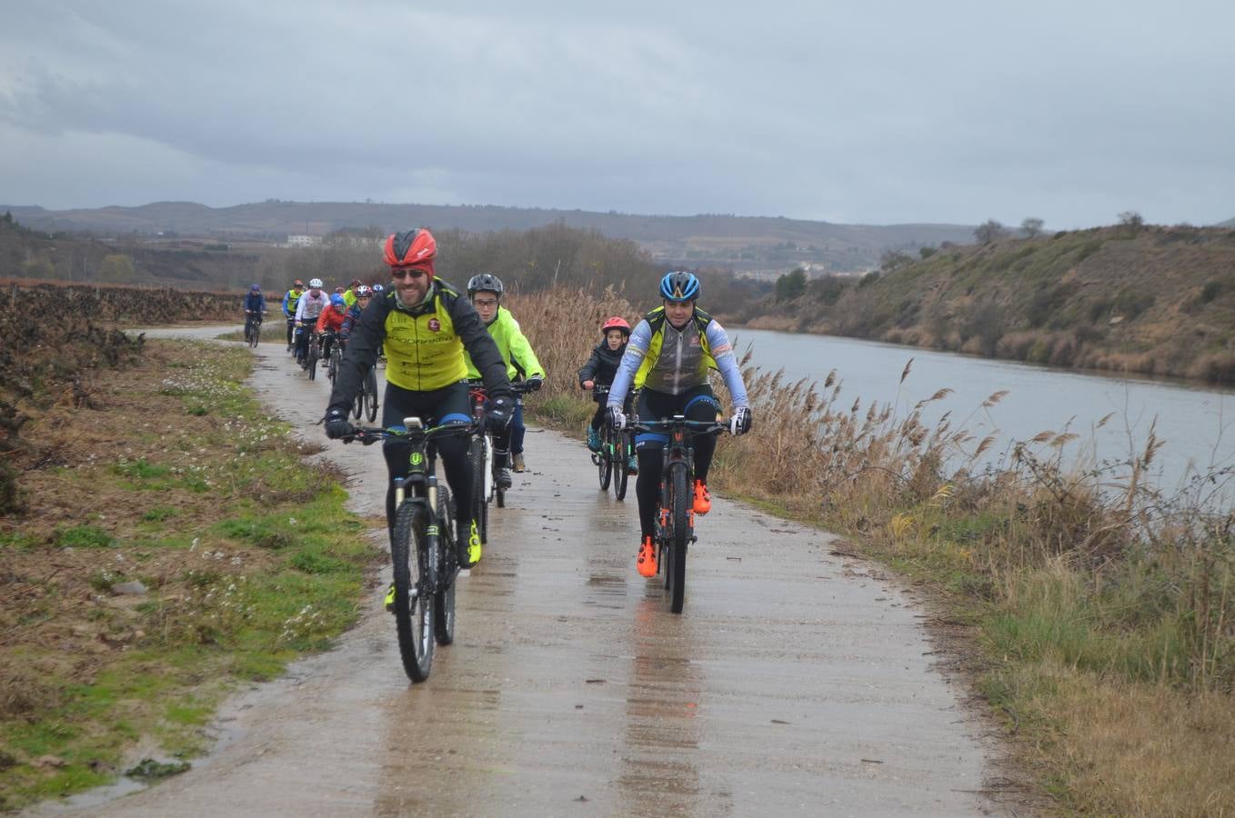 Dentro de las actividades navideñas que ha preparado el Ayuntamiento para estas fechas, la mañana del jueves fue el turno del ciclismo con un paseo cicloturista con la presencia del medallista olímpico de Mountain Bike Carlos Coloma acompañado de sus compañeros del Coloma Bike Club que mantienen en Fuenmayor una escuela de ciclismo dentro dela oferta deportiva municipal que engloba a muchos deportes. Coloma estuvo acompañado además por la joven promesa Vlad Dascalu, que con tan solo 19  años ya es uno de los mejores bikers sub-23 del mundo. Unos 30 ciclistas de todas las edades participaron en este paseo desafiando la desapacible mañana pero contentos de poder pedalear al lado de todo un medallista olímpico que demostró además su gran categoría humana ayudando a los más pequeños e incluso arreglando un pinchazo a uno de ellos. Esta es una más de las numerosas actividades deportivas, festivas y culturales que se han preparado para este periodo navideña en Fuenmayor.