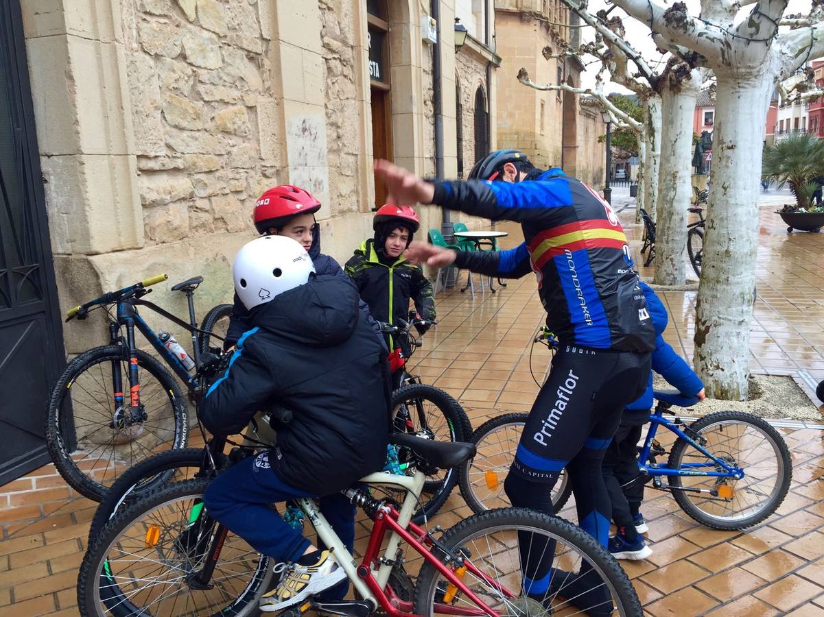 Dentro de las actividades navideñas que ha preparado el Ayuntamiento para estas fechas, la mañana del jueves fue el turno del ciclismo con un paseo cicloturista con la presencia del medallista olímpico de Mountain Bike Carlos Coloma acompañado de sus compañeros del Coloma Bike Club que mantienen en Fuenmayor una escuela de ciclismo dentro dela oferta deportiva municipal que engloba a muchos deportes. Coloma estuvo acompañado además por la joven promesa Vlad Dascalu, que con tan solo 19  años ya es uno de los mejores bikers sub-23 del mundo. Unos 30 ciclistas de todas las edades participaron en este paseo desafiando la desapacible mañana pero contentos de poder pedalear al lado de todo un medallista olímpico que demostró además su gran categoría humana ayudando a los más pequeños e incluso arreglando un pinchazo a uno de ellos. Esta es una más de las numerosas actividades deportivas, festivas y culturales que se han preparado para este periodo navideña en Fuenmayor.
