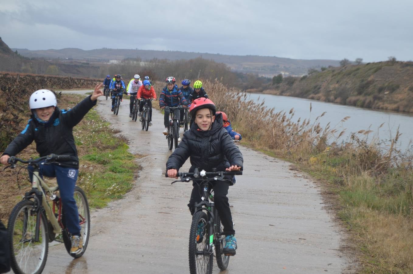 Dentro de las actividades navideñas que ha preparado el Ayuntamiento para estas fechas, la mañana del jueves fue el turno del ciclismo con un paseo cicloturista con la presencia del medallista olímpico de Mountain Bike Carlos Coloma acompañado de sus compañeros del Coloma Bike Club que mantienen en Fuenmayor una escuela de ciclismo dentro dela oferta deportiva municipal que engloba a muchos deportes. Coloma estuvo acompañado además por la joven promesa Vlad Dascalu, que con tan solo 19  años ya es uno de los mejores bikers sub-23 del mundo. Unos 30 ciclistas de todas las edades participaron en este paseo desafiando la desapacible mañana pero contentos de poder pedalear al lado de todo un medallista olímpico que demostró además su gran categoría humana ayudando a los más pequeños e incluso arreglando un pinchazo a uno de ellos. Esta es una más de las numerosas actividades deportivas, festivas y culturales que se han preparado para este periodo navideña en Fuenmayor.