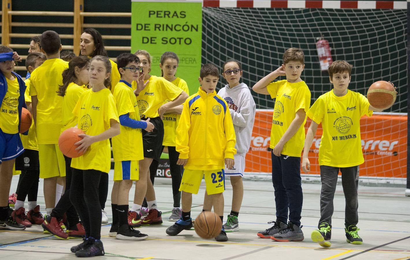 Joe Arlauckas, exjugador del Real Madrid y Baskonia, compartió ayer sus experiencias con los jóvenes jugadores que participaron en el torneo Canteras y con otros que desde hoy disputan el de Lardero. El neoyorkino no dudó en bromear con los más pequeños, a quienes explicó algunos trucos. Hoy estará también en Lardero, donde arranca una competición que acoge tres categorías -Prebenjamín, Benjamín, Alevín- y 25 equipos.