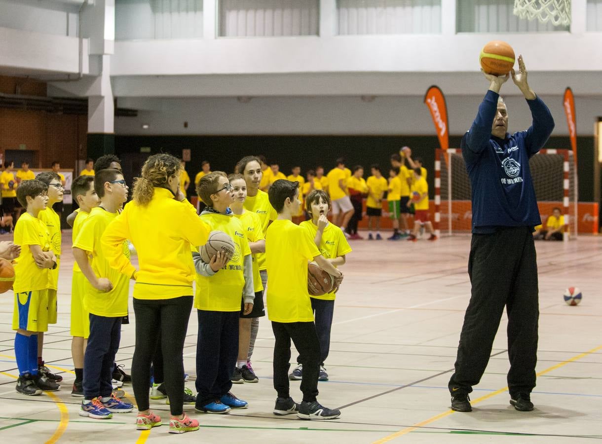 Joe Arlauckas, exjugador del Real Madrid y Baskonia, compartió ayer sus experiencias con los jóvenes jugadores que participaron en el torneo Canteras y con otros que desde hoy disputan el de Lardero. El neoyorkino no dudó en bromear con los más pequeños, a quienes explicó algunos trucos. Hoy estará también en Lardero, donde arranca una competición que acoge tres categorías -Prebenjamín, Benjamín, Alevín- y 25 equipos.