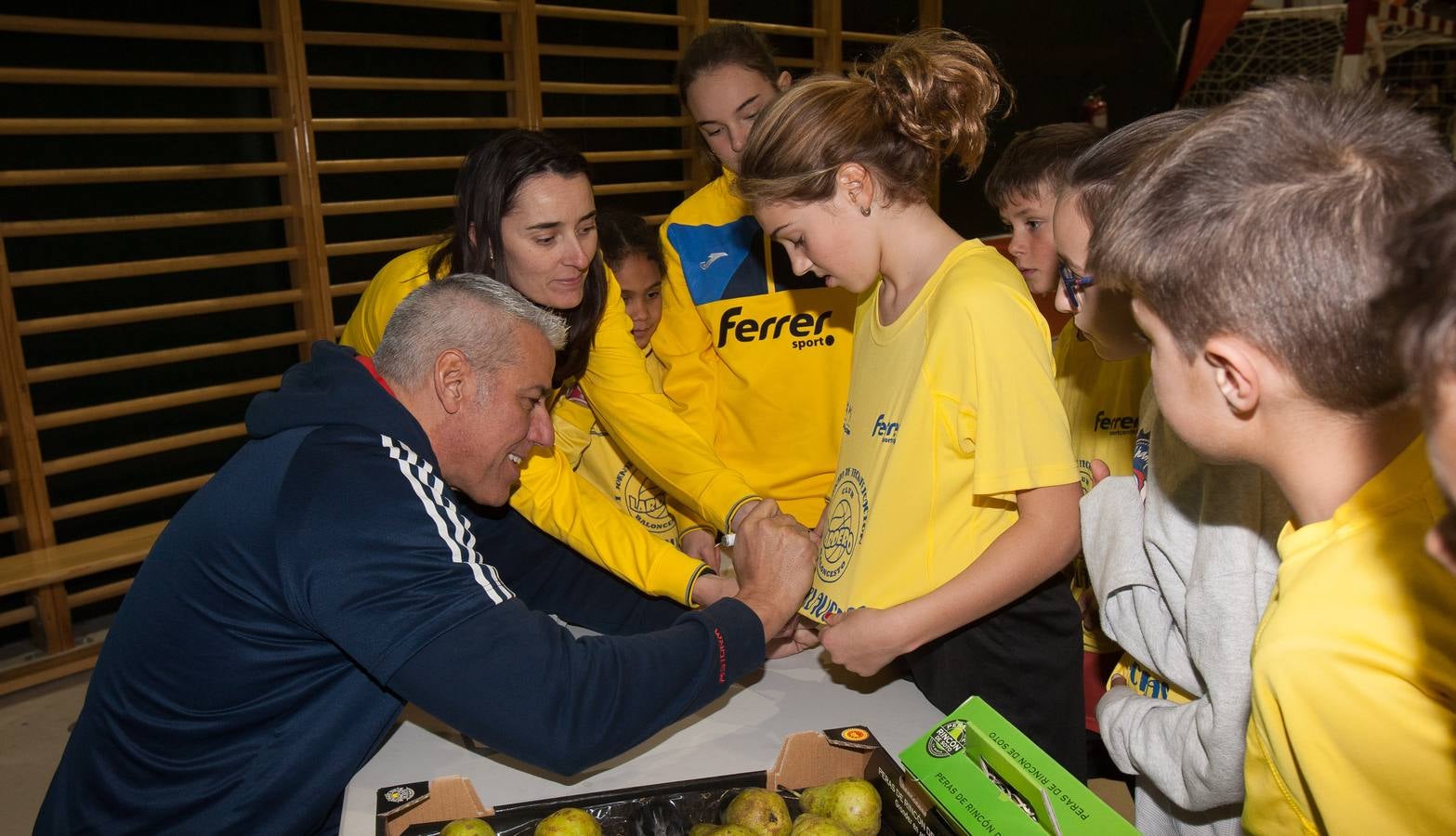 Joe Arlauckas, exjugador del Real Madrid y Baskonia, compartió ayer sus experiencias con los jóvenes jugadores que participaron en el torneo Canteras y con otros que desde hoy disputan el de Lardero. El neoyorkino no dudó en bromear con los más pequeños, a quienes explicó algunos trucos. Hoy estará también en Lardero, donde arranca una competición que acoge tres categorías -Prebenjamín, Benjamín, Alevín- y 25 equipos.