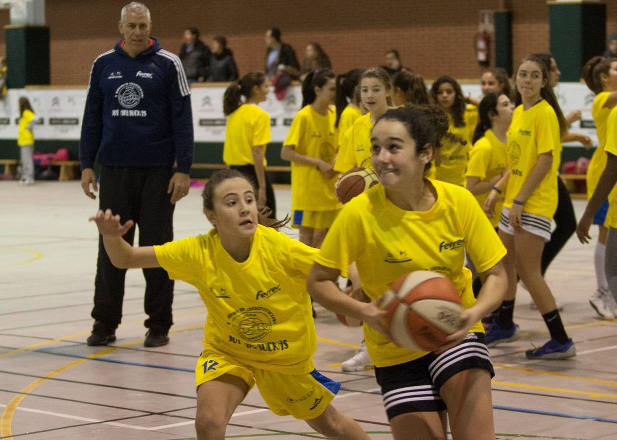 Joe Arlauckas, exjugador del Real Madrid y Baskonia, compartió ayer sus experiencias con los jóvenes jugadores que participaron en el torneo Canteras y con otros que desde hoy disputan el de Lardero. El neoyorkino no dudó en bromear con los más pequeños, a quienes explicó algunos trucos. Hoy estará también en Lardero, donde arranca una competición que acoge tres categorías -Prebenjamín, Benjamín, Alevín- y 25 equipos.