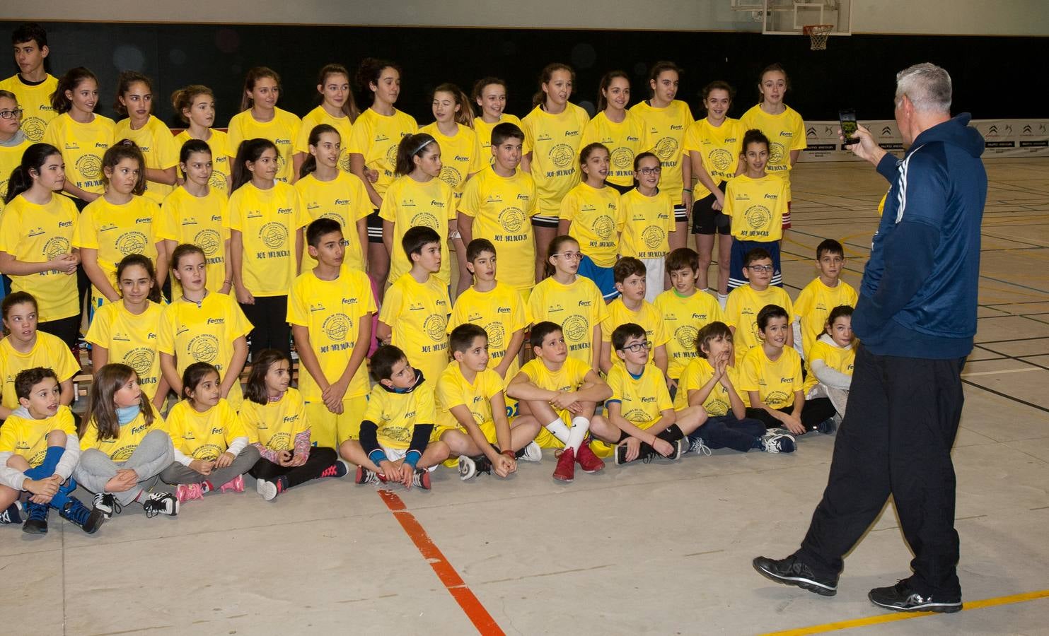 Joe Arlauckas, exjugador del Real Madrid y Baskonia, compartió ayer sus experiencias con los jóvenes jugadores que participaron en el torneo Canteras y con otros que desde hoy disputan el de Lardero. El neoyorkino no dudó en bromear con los más pequeños, a quienes explicó algunos trucos. Hoy estará también en Lardero, donde arranca una competición que acoge tres categorías -Prebenjamín, Benjamín, Alevín- y 25 equipos.