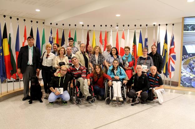 Riojanos con diferentes discapacidades, en el Parlamento Europeo. :: cermi