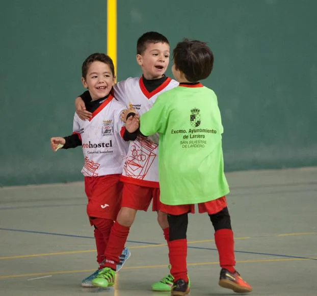 Tres momentos del torneo de ayer, con uno de los partidos del Villegas y dos celebraciones. :: 