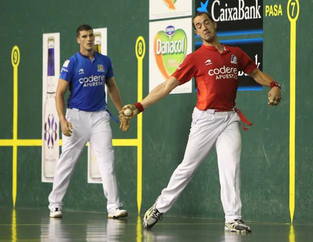 Merino II golpea la pelota ante la atenta mirada de Álvaro Untoria. :: 