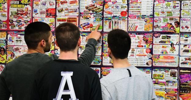 Unos jóvenes calagurritanos eligen los petardos que van a adquirir en la tienda La Traca de Logroño. :: MIGUEL HERREROS