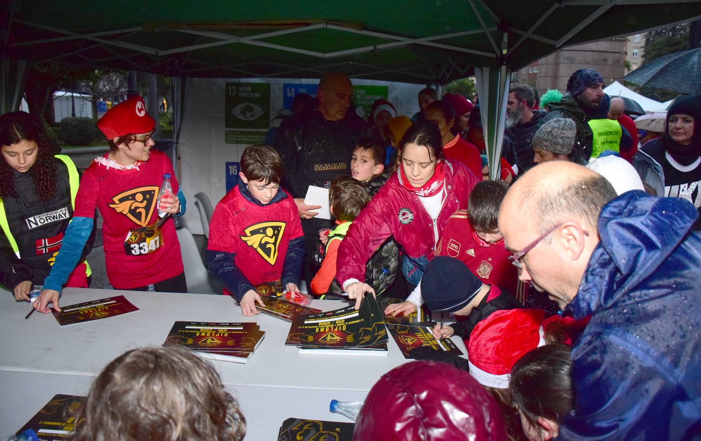 La carrera pasada por agua de papás y pequeños por las calles de la capital