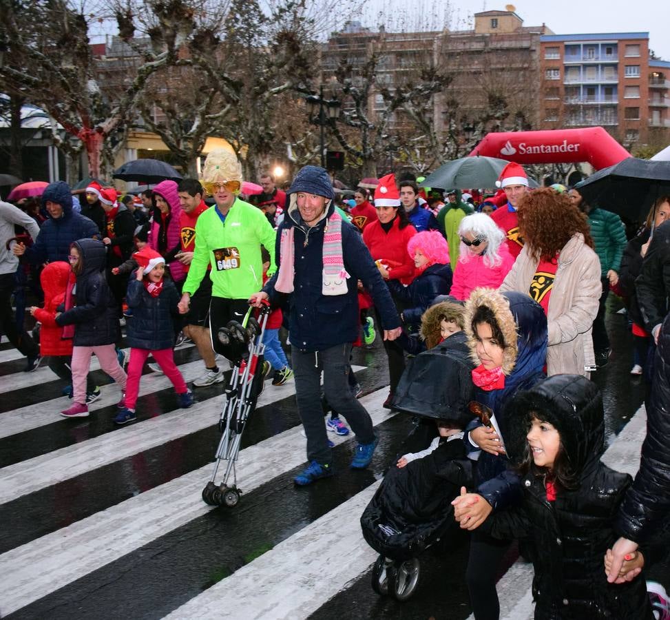 La carrera pasada por agua de papás y pequeños por las calles de la capital