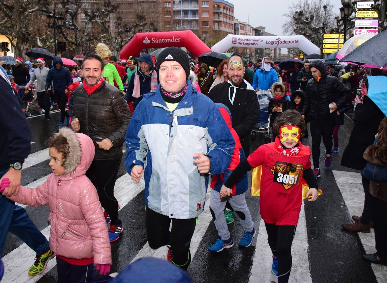 La carrera pasada por agua de papás y pequeños por las calles de la capital