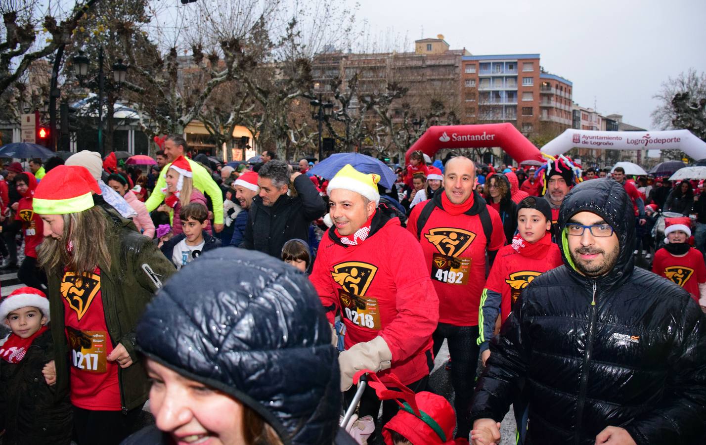 La carrera pasada por agua de papás y pequeños por las calles de la capital