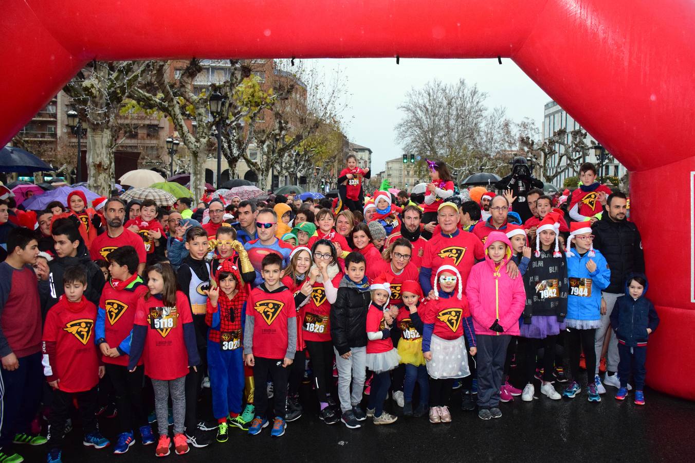 La carrera pasada por agua de papás y pequeños por las calles de la capital