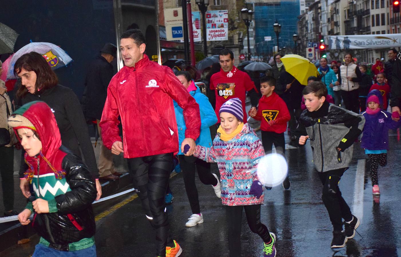 La carrera pasada por agua de papás y pequeños por las calles de la capital