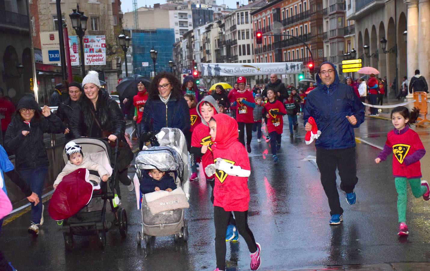 La carrera pasada por agua de papás y pequeños por las calles de la capital