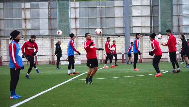 La plantilla blanquirroja vuelve hoy a entrenarse. :: Miguel Herreros