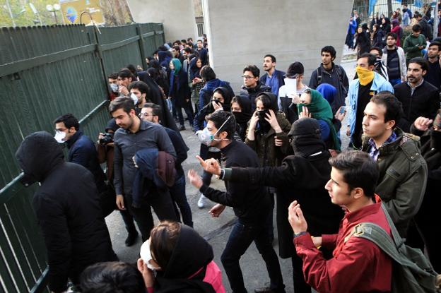 Estudiantes iraníes protestan contra la política de austeridad llevada a cabo por el Gobierno de Rohaní. :: efe