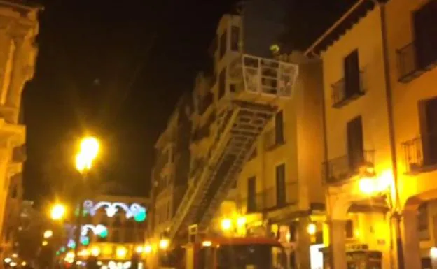 La fuerza del viento lleva a los bomberos a la calle Portales de Logroño