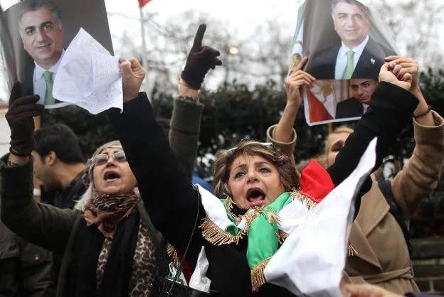 En Londres. Iraníes reclaman la vuelta de la dinastía Pahlevi. :: reuters