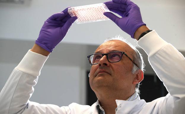 El profesor Ketan Patel, en el laboratorio de Cambridge. 