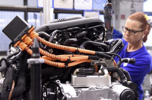 Una trabajadora montando un motor en una fabrica de Volkswagen en Alemania. :: reuters
