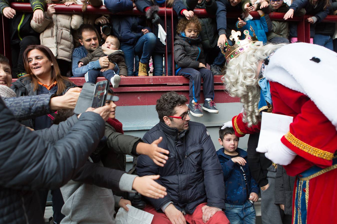 Todos querían darle la mano a Melchor, Gaspar y Baltasar