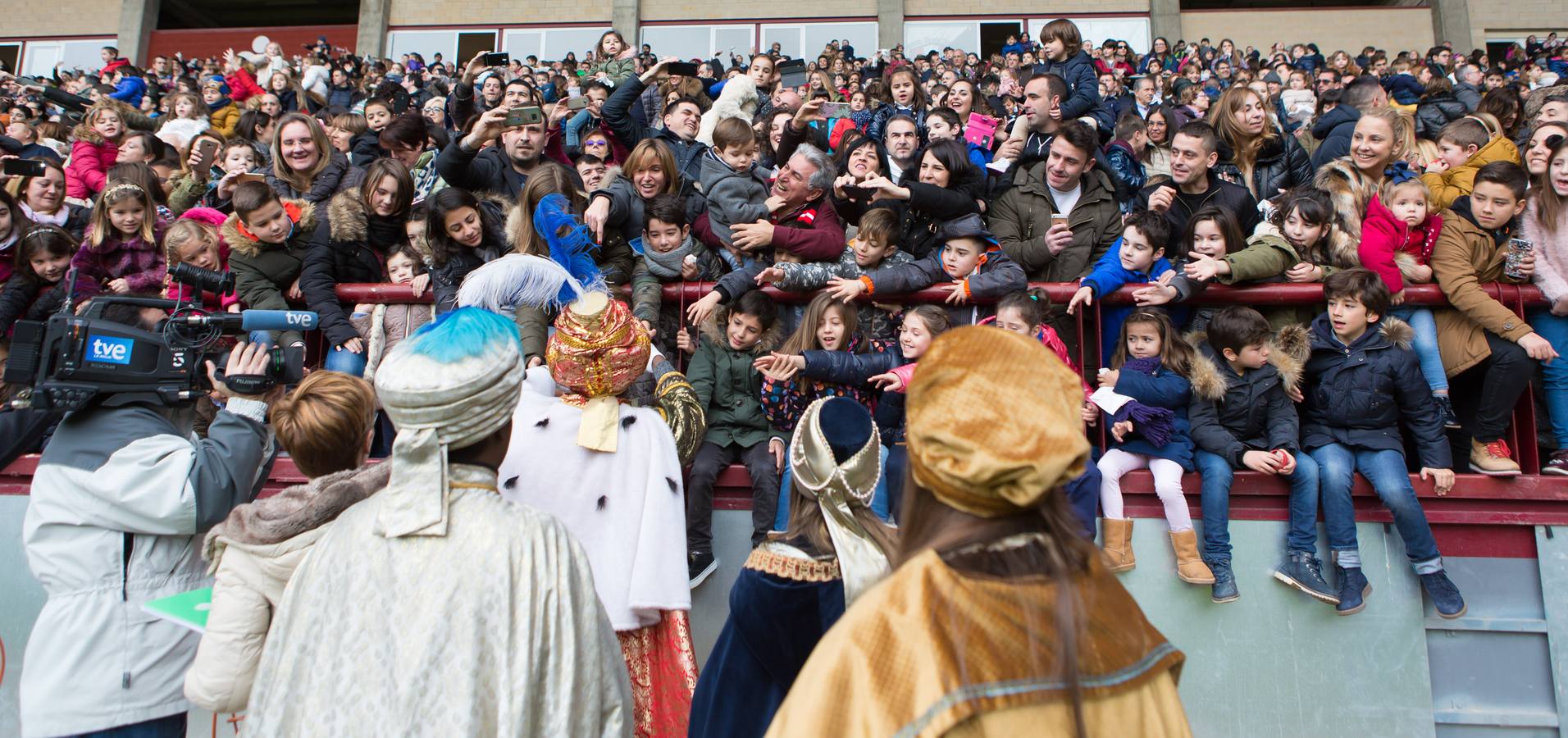 Todos querían darle la mano a Melchor, Gaspar y Baltasar