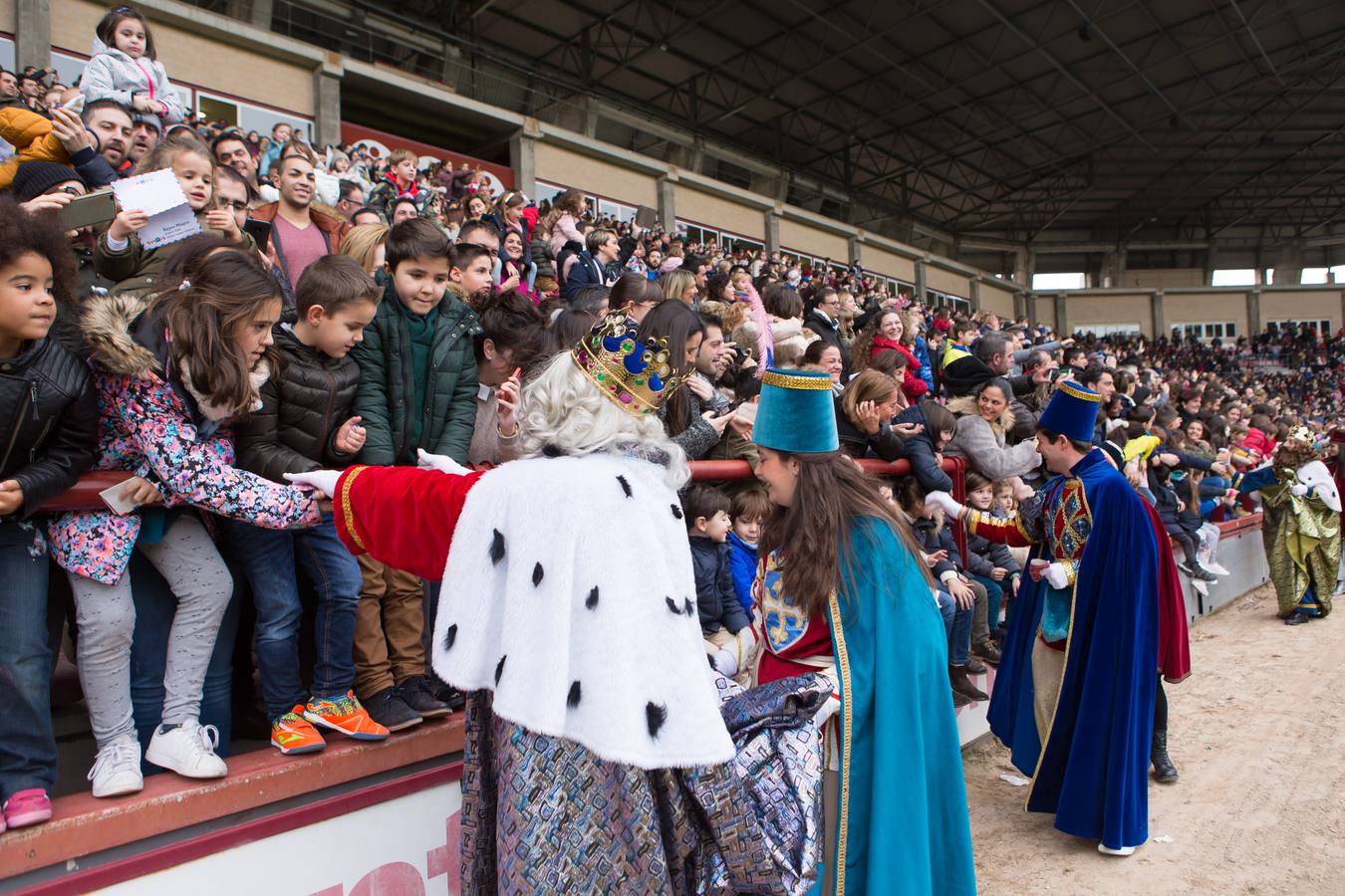 Todos querían darle la mano a Melchor, Gaspar y Baltasar