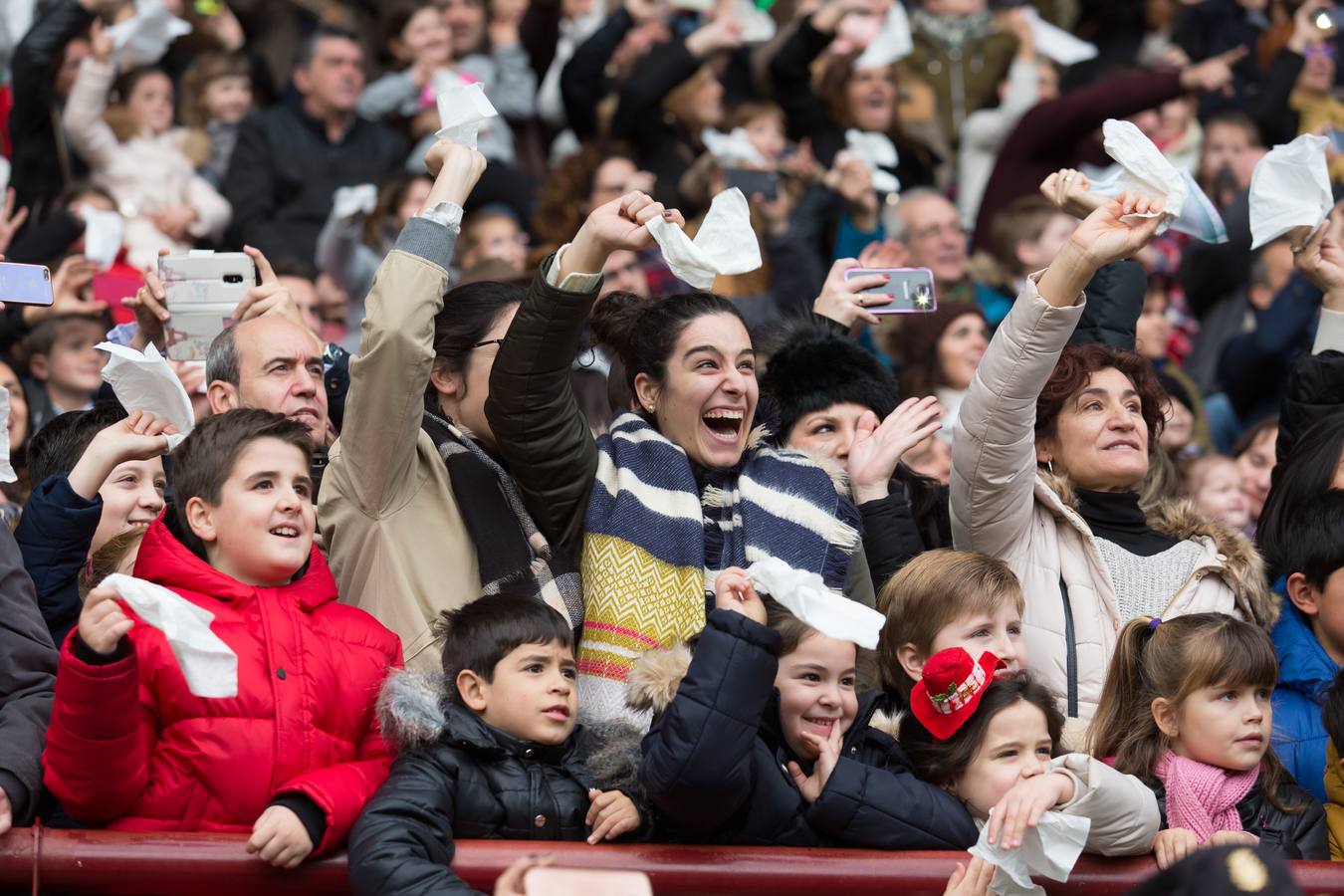 En las gradas del campo de fútbol no podían dejar de mirar hoy al cielo mientras llegaban en el Bhelma III