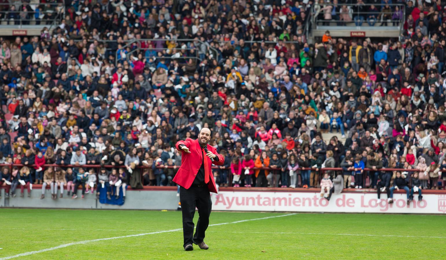 En las gradas del campo de fútbol no podían dejar de mirar hoy al cielo mientras llegaban en el Bhelma III