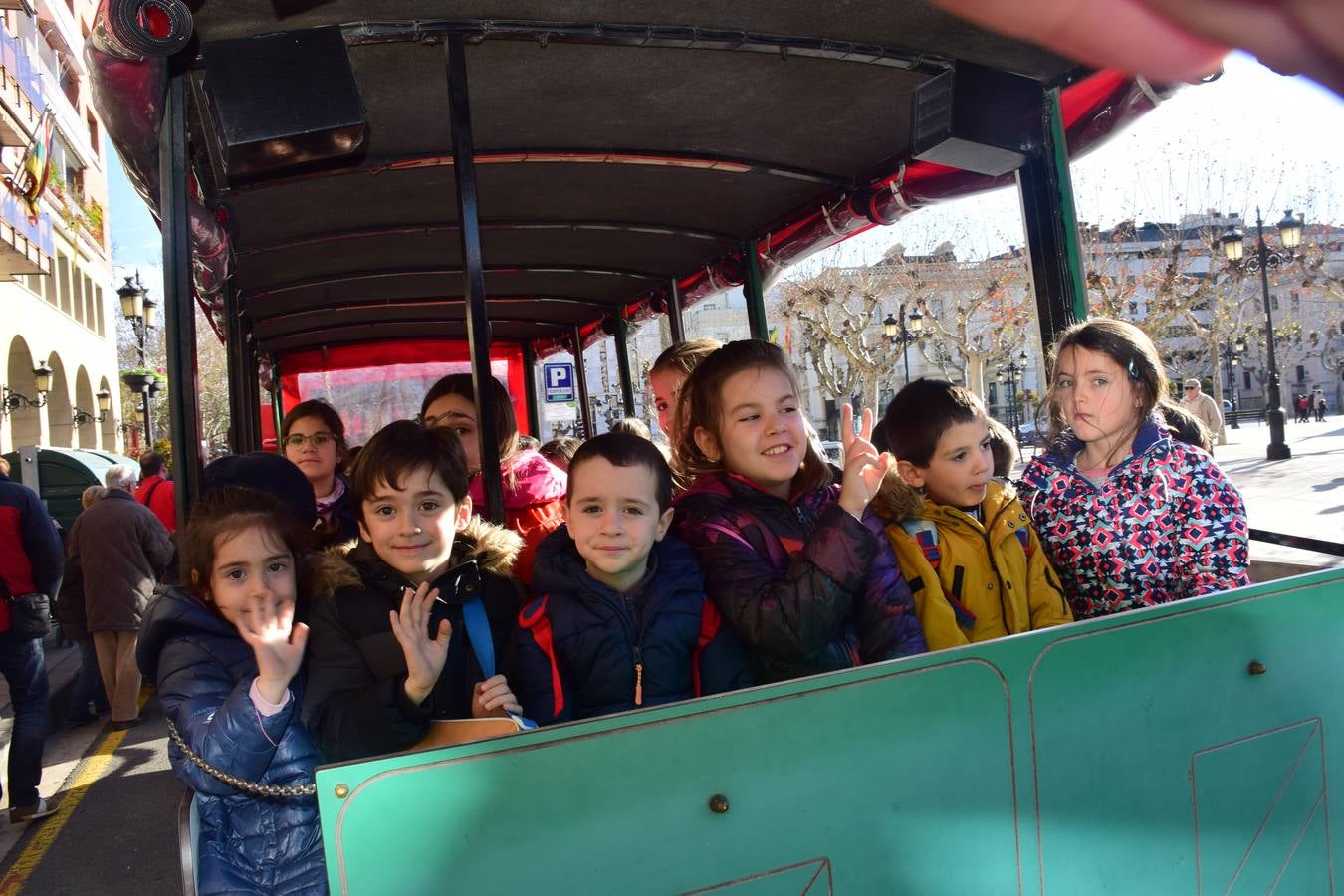 Pequeños y mayores pasean estos días de esta divertida manera por las calles de la capital riojana