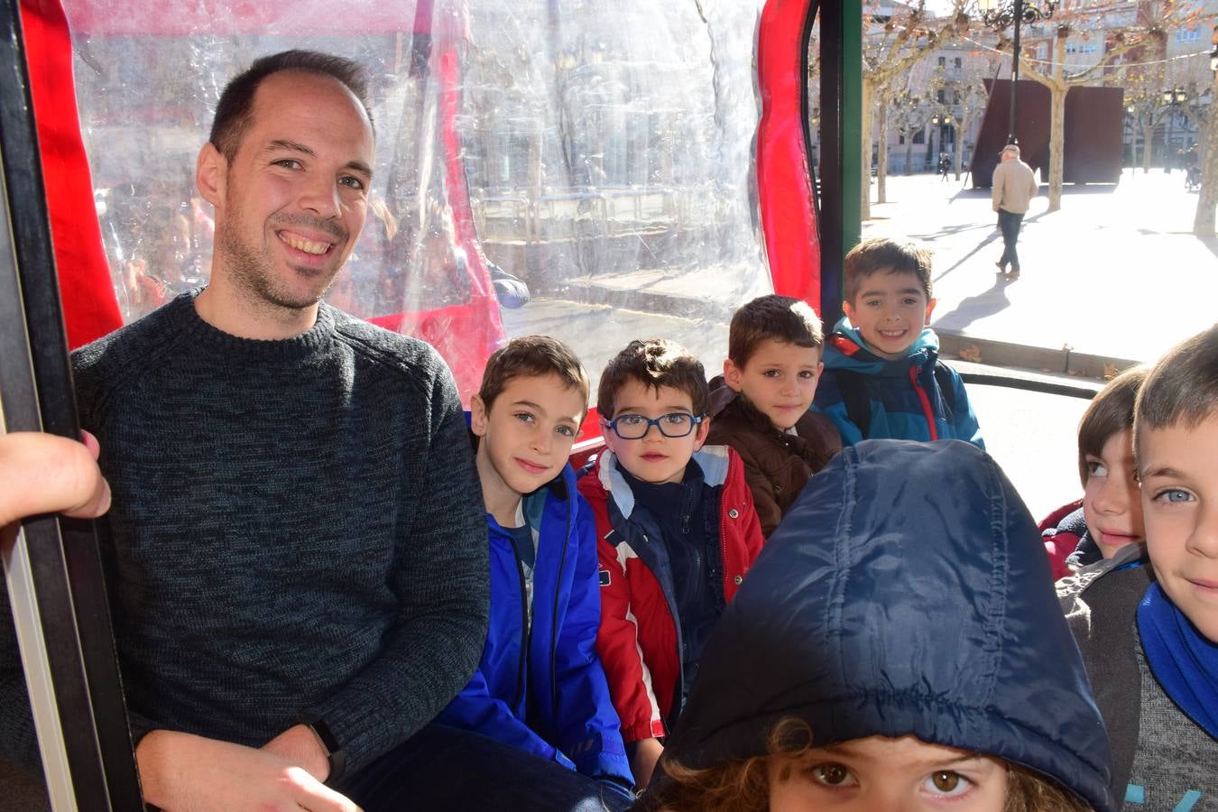 Pequeños y mayores pasean estos días de esta divertida manera por las calles de la capital riojana