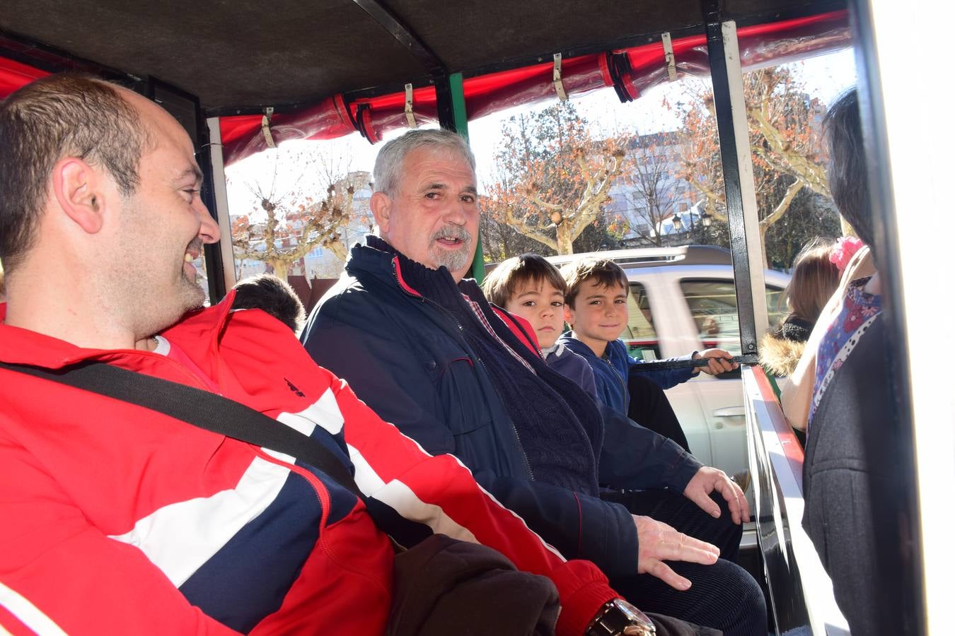 Pequeños y mayores pasean estos días de esta divertida manera por las calles de la capital riojana