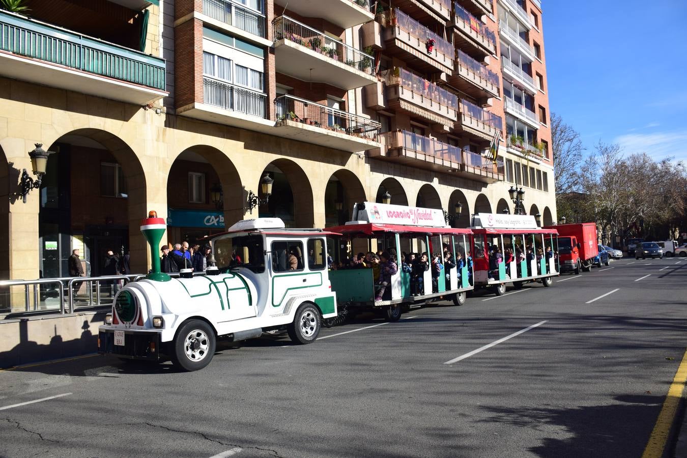 Pequeños y mayores pasean estos días de esta divertida manera por las calles de la capital riojana