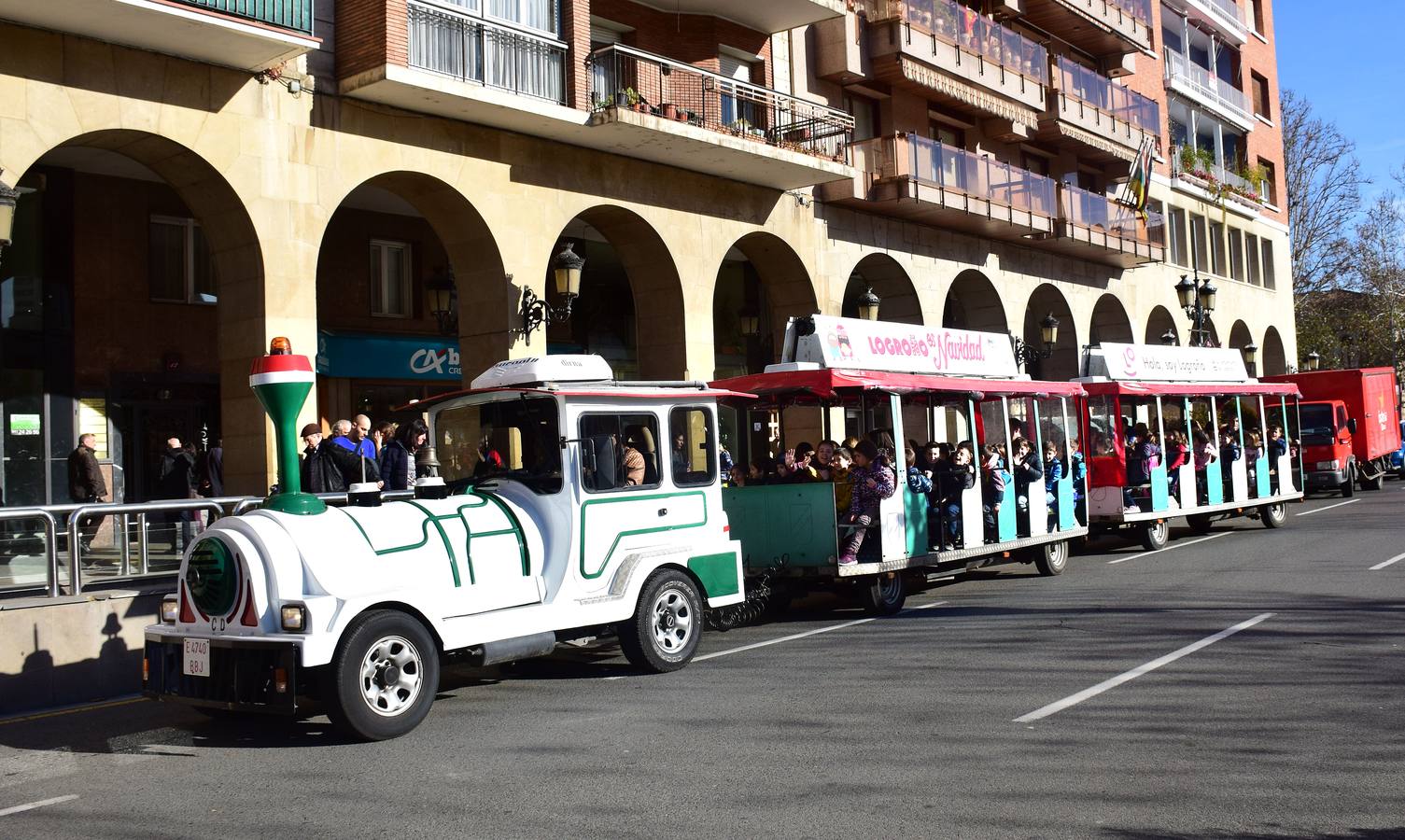 Pequeños y mayores pasean estos días de esta divertida manera por las calles de la capital riojana