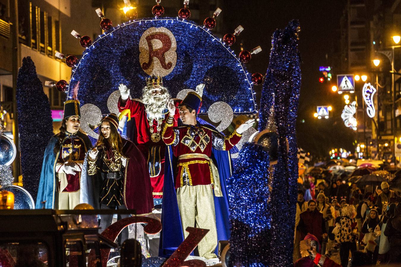 La lluvia no impidió la celebración del desfile en el que no faltaron los paraguas